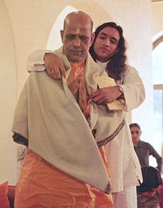 Gurudev wraps Bapuji in his shawl
