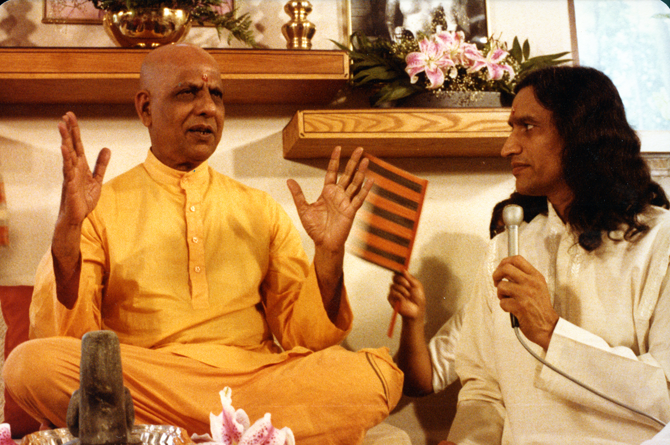 img167-small Gurudev wraps Bapuji in his shawl