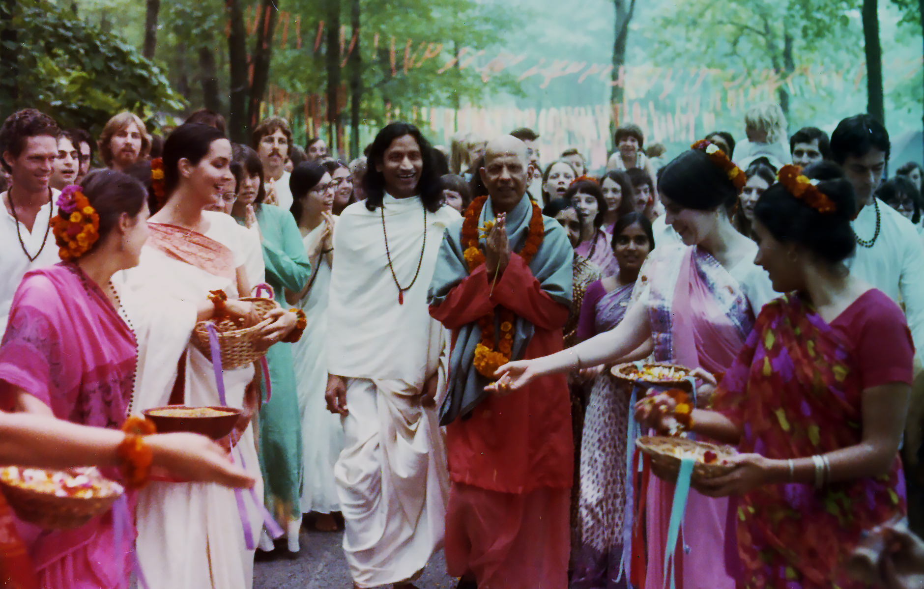 Gurudev wraps Bapuji in his shawl